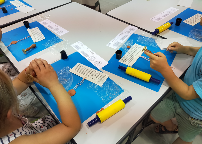 enfants en train de confectionner leurs sceaux